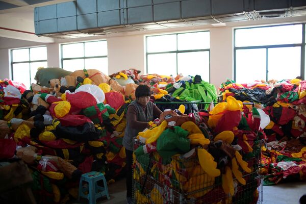 Production d’articles de Noël dans une usine de jouets à Yiwu, en Chine. - Sputnik Afrique