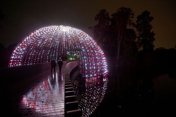 Installation lumineuse Christmas at Kew aux jardins botaniques royaux de Kew à Londres. - Sputnik Afrique