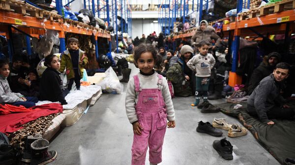 Девочка в центре временного содержания мигрантов, оборудованном в логистическом центре в пункте пропуска Брузги, на белорусско-польской границе - Sputnik Afrique
