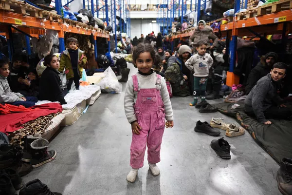 Des migrants du Moyen-Orient dans le centre logistique à la frontière biélorusso-polonaise. - Sputnik Afrique