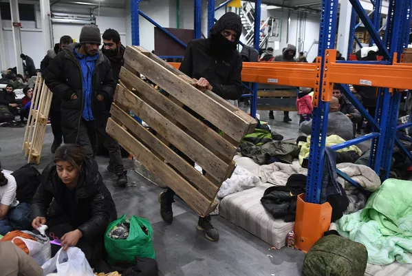&quot;La frontière est bloquée, il y a beaucoup de soldats polonais. Nous ne pourrons pas passer, c’est pourquoi nous partons&quot;, a expliqué Ali, migrant irakien. - Sputnik Afrique