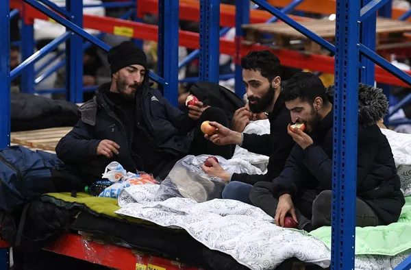 La semaine dernière, un camp de migrants improvisé avec plus de 2.000 personnes a été mis en place dans une forêt près de la frontière biélorusso-polonaise.Sur la photo: des migrants du Moyen-Orient dans le centre logistique à la frontière biélorusso-polonaise. - Sputnik Afrique