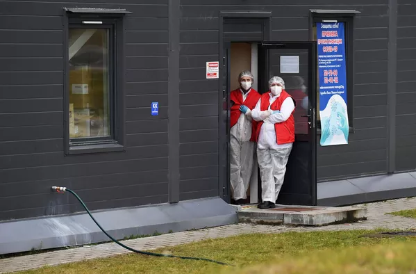 Cette semaine, les migrants se sont déplacés vers le point de passage de Brouzgi, à la frontière entre la Biélorussie et la Pologne. Mardi, ils ont tenté de franchir la frontière, mais les forces de l’ordre polonaises les en ont empêchés en utilisant des moyens spéciaux, notamment des canons à eau, du gaz lacrymogène et des grenades assourdissantes. - Sputnik Afrique