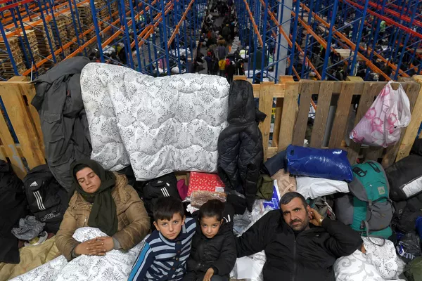 Du côté biélorusse, on trouve maintenant des morceaux de pavés, des fragments de clôture arrachés, du fil barbelé et des déchets: les migrants avaient jeté tout ce qu’ils pouvaient cassé et arraché en direction du territoire polonais pendant la tentative d’assaut. Il ne reste plus une seule barrière au poste-frontière.Sur la photo: des migrants du Moyen-Orient dans le centre logistique à la frontière biélorusso-polonaise. - Sputnik Afrique
