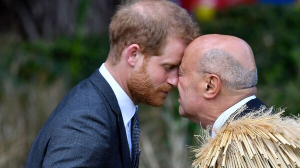 Британский принц Гарри получает хонги, или традиционное приветствие маори, от старейшины во время официальной церемонии встречи в Доме правительства в Веллингтоне - Sputnik Afrique
