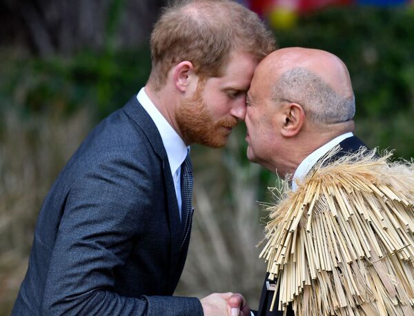En Nouvelle-Zélande, on se frotte le nez pour se saluer. Cette tradition maorie s’appelle le hongi.Sur la photo: le prince Harry et un chef maori au Government House à Wellington, 2018. - Sputnik Afrique