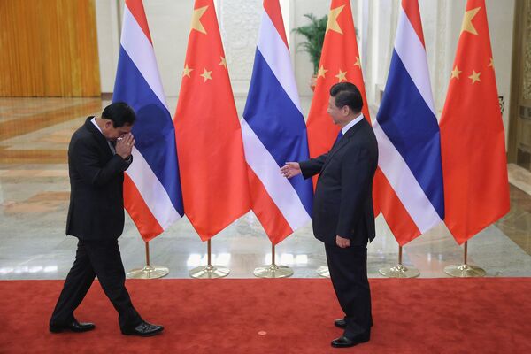 Dans de nombreux pays asiatiques, les salutations consistent à joindre les paumes des mains et à s’incliner.Sur la photo: le Premier ministre thaïlandais Prayut Chan-o-cha lors d’une rencontre avec le dirigeant chinois Xi Jinping à Pékin. - Sputnik Afrique