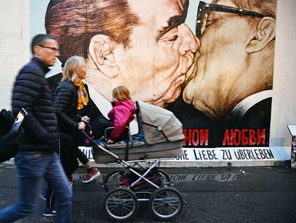 Un baiser sur la joue est une salutation courante entre un homme et une femme dans de nombreuses régions d’Europe et d’Amérique latine ainsi qu’en Amérique du Nord. Il s’agit généralement d’un, deux ou trois baisers alternés sur les deux joues, en commençant par la droite.Sur la photo: un fragment du mur de Berlin avec un graffiti de Dmitri Vrubel représentant un baiser entre Leonid Brejnev, secrétaire général du Comité central du Parti communiste de l&#x27;Union soviétique, et Erich Honecker, dirigeant de la RDA. - Sputnik Afrique