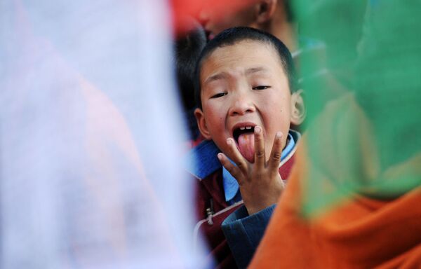 Au Tibet, la salutation traditionnelle consiste à tirer la langue, ce qui est considéré comme indécent, voire offensant, dans la plupart des pays du monde. - Sputnik Afrique