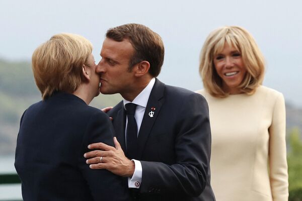 En France le bisou est, plus qu’une tradition, une habitude voire un réflexe.Sur la photo: Emmanuel Macron et Angela Merkel lors d’une rencontre en marge du G7 à Biarritz, en 2019. - Sputnik Afrique