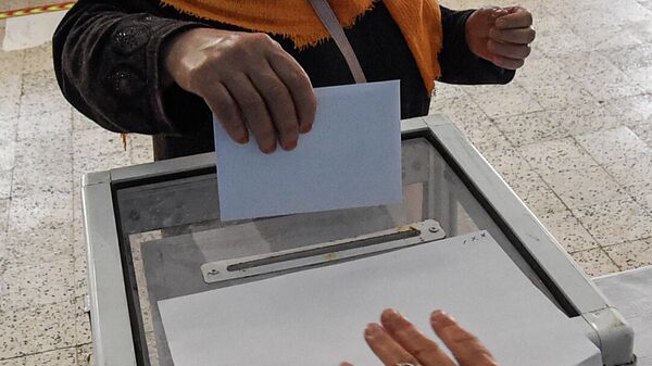Une femme vote en Algérie - Sputnik Afrique