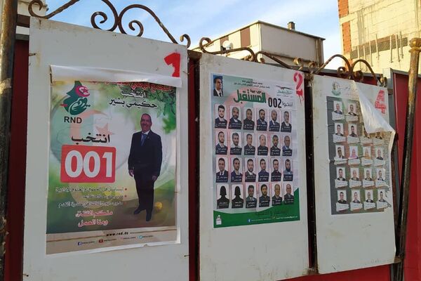 Affiches électorales à Bachdjerah, quartier populaire d’Alger - Sputnik Afrique