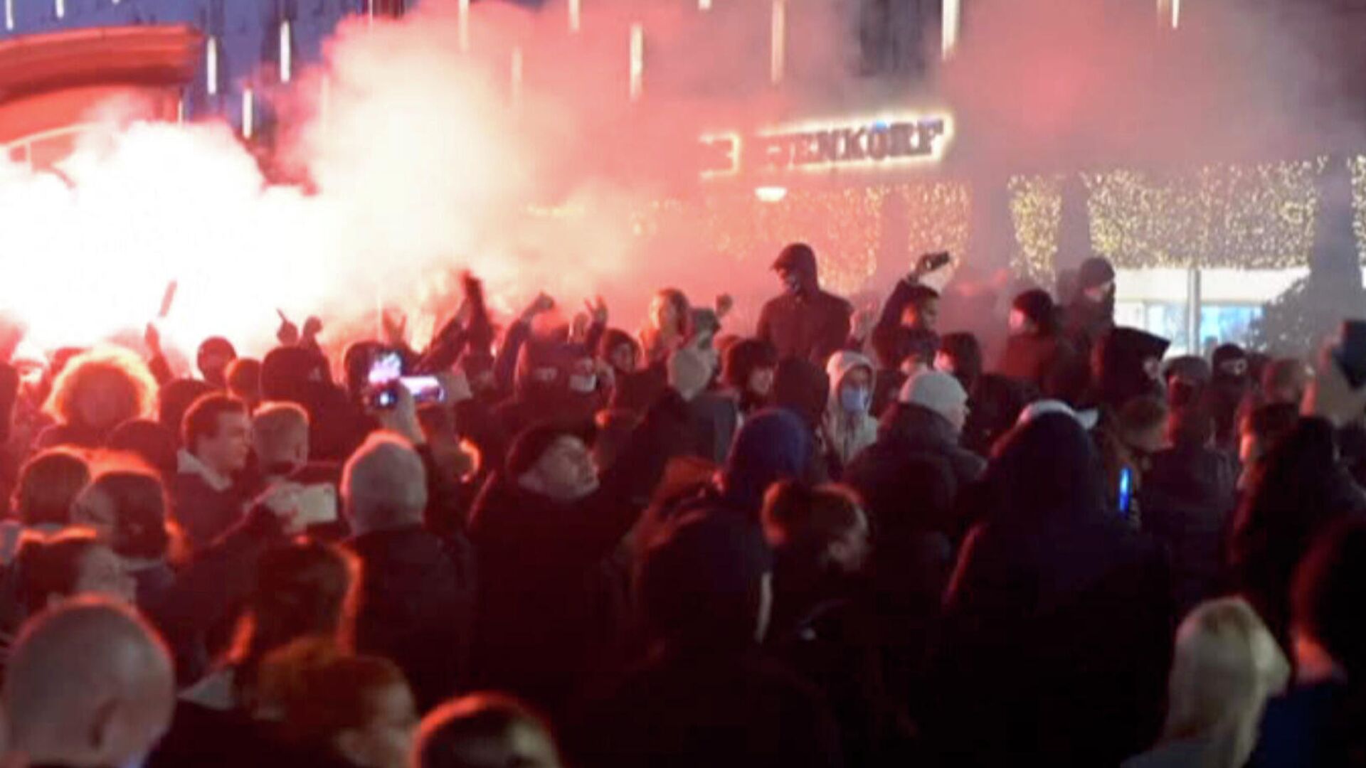 Sur cette image tirée d'une vidéo, des manifestants protestent contre les restrictions gouvernementales imposées en raison de la pandémie de coronavirus, le vendredi 19 novembre 2021, à Rotterdam, aux Pays-Bas. - Sputnik Afrique, 1920, 22.11.2021