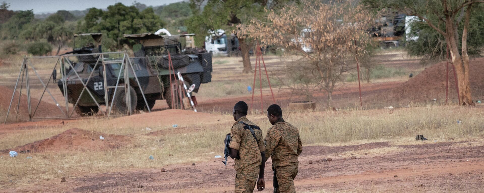 Des militaires burkinabè patrouillent près d'un véhicule blindé français stationné à Kaya, capitale de la région du centre-nord du Burkina Faso, après que des personnes ont manifesté pour s'opposer au passage d'un convoi logistique français vers le Niger voisin, le 20 novembre 2021 - Sputnik Afrique, 1920, 30.11.2021