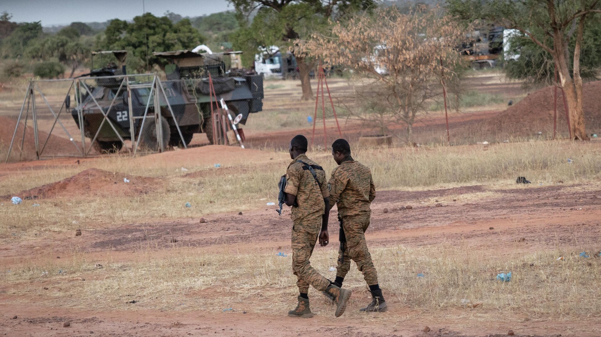 Des militaires burkinabè patrouillent près d'un véhicule blindé français stationné à Kaya, capitale de la région du centre-nord du Burkina Faso, après que des personnes ont manifesté pour s'opposer au passage d'un convoi logistique français vers le Niger voisin, le 20 novembre 2021 - Sputnik Afrique, 1920, 23.11.2021