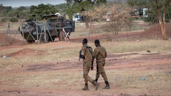 Des militaires burkinabè patrouillent près d'un véhicule blindé français stationné à Kaya - Sputnik Afrique