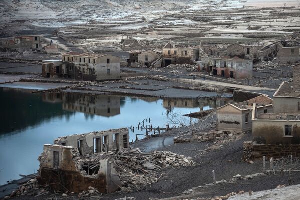 Les ruines du village d’Aceredo en Espagne émergent de l’eau. - Sputnik Afrique