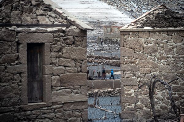Le village espagnol d’Aceredo a été inondé en 1992, suite à la construction d’une centrale hydroélectrique sur le fleuve Lima, projet conjoint entre l’Espagne et le Portugal. Les années où les précipitations sont faibles, le niveau d’eau du réservoir de Lindoso baisse et le village réapparaît. Cette année, les touristes ont même pu s’y promener. - Sputnik Afrique