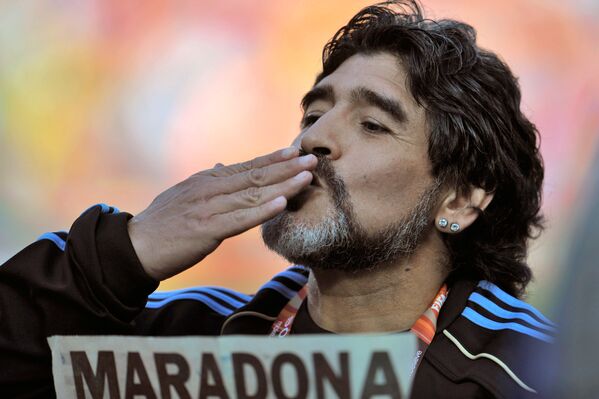 Cependant, l’extraordinaire popularité de Maradona est principalement due au fait qu’il a montré au monde comment un garçon issu d’une famille pauvre pouvait devenir mondialement célèbre et avoir des foules de fans dans tous les pays. - Sputnik Afrique