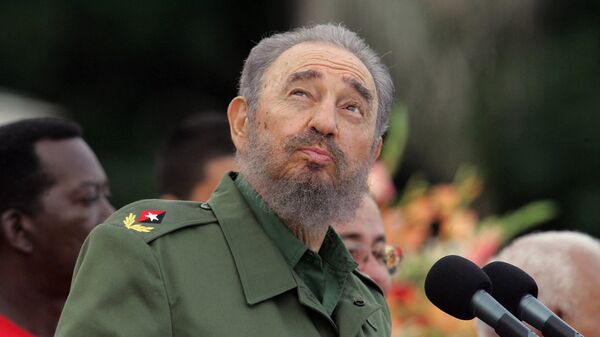 Президент Кубы Фидель Кастро смотрит на небо во время выступления в Баямо, 2006 год  - Sputnik Afrique
