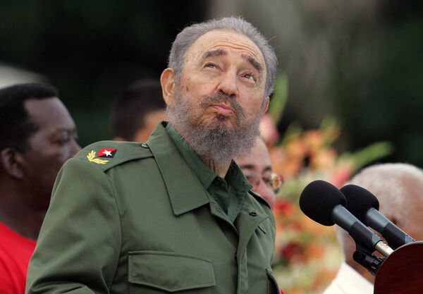 Malgré les dernières volontés du commandant, il y a au moins un espace public qui porte son nom, pas à Cuba mais… en Russie. La place Fidel Castro est située à Moscou, près de la station de métro Sokol. Une plaque commémorative y a été inaugurée le 1er mars 2017. On trouve à proximité la rue Salvador Allende, nommée d’après l’ancien Président du Chili qui était un ami de Fidel Castro. Le nom d’Hugo Chavez, ancien Président du Venezuela et fervent partisan du socialisme, est porté par une autre rue située dans le même quartier.Sur la photo: Fidel Castro prononçant un discours à Bayamo, capitale de la province de Granma, 2006. - Sputnik Afrique