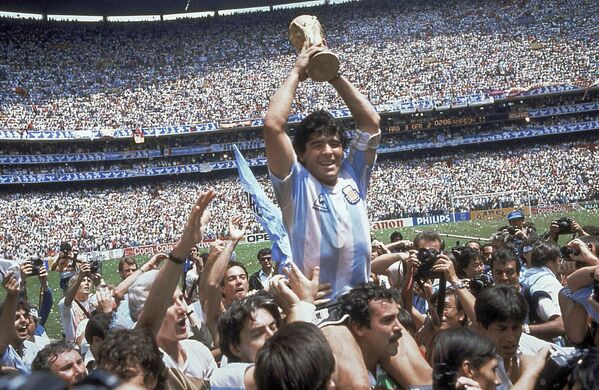 Maradona a acquis une notoriété mondiale après la Coupe du monde de 1986 au Mexique: l’Argentine a battu l’Allemagne sur le score 3:2 en finale. Toutefois, le principal événement du tournoi a été le match contre l’Angleterre, qui s’est également soldé par une victoire (2:1) de l’Argentine. Lors de ce match, l’arbitre n’a pas remarqué que Diego avait envoyé le ballon avec sa main. Ce dernier a déclaré lors d’une conférence de presse que le but avait été marqué en partie par sa main et en partie par la main de Dieu. C’est après cela que Maradona a été surnommé la &quot;Main de Dieu&quot;. - Sputnik Afrique