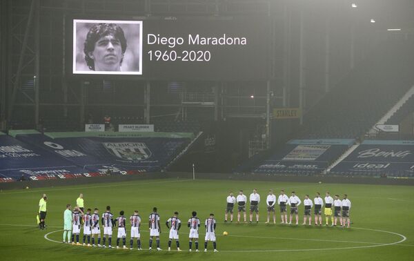 Une minute de silence en hommage à Diego Maradona avant le match de Premier League à West Bromwich, en Angleterre, le 28 novembre 2020. - Sputnik Afrique