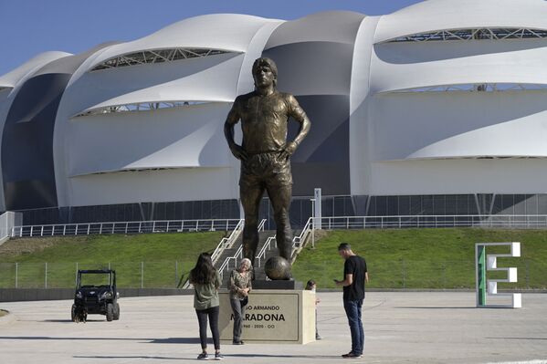Une statue de Diego Maradona devant le stade Estadio Unico Madre de Ciudades à Santiago del Estero, en Argentine. - Sputnik Afrique
