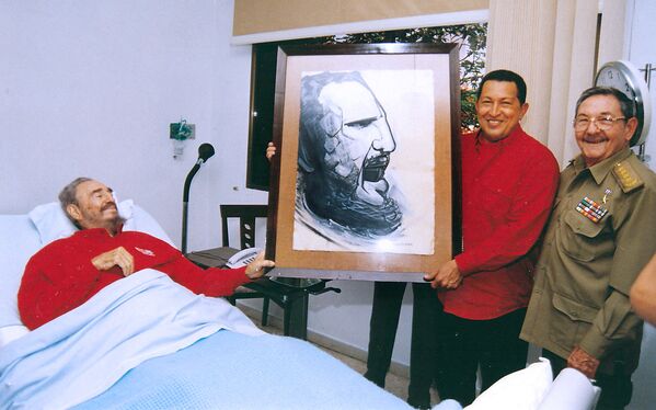 Hugo Chavez, rendant visite à Fidel Castro à l’hôpital où il a été opéré, tient le portrait du commandant cubain réalisé par le célèbre artiste mexicain David Alfaro. À droite: Raul Castro, 2006. - Sputnik Afrique