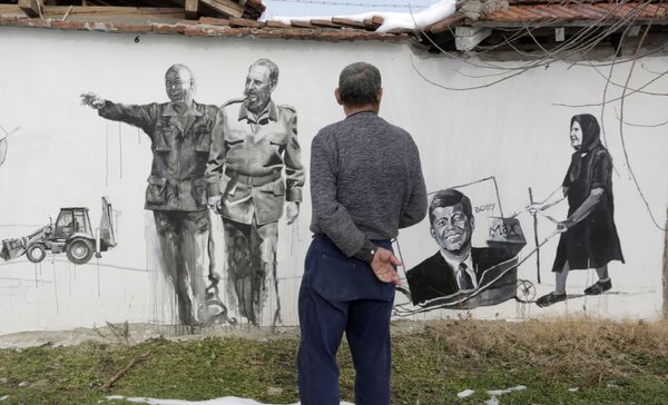 Les obsèques de Castro ont rappelé les jours de la victoire de la Révolution: le cortège funèbre avec les cendres du commandant est arrivé de La Havane pour s’arrêter à sa sépulture à Santiago de Cuba, suivant le même itinéraire que l’armée rebelle qu’il a dirigée et qui avait effectué sa marche triomphale après le renversement de Fulgencio Batista en janvier 1959, mais dans le sens opposé.Sur la photo: un graffiti représentant le dirigeant cubain Fidel Castro et le Président américain John F. Kennedy dans le village bulgare de Staro-Jelezare, 2016. - Sputnik Afrique