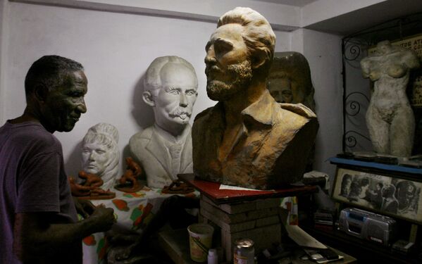 Le sculpteur cubain Amable Morales travaille sur un buste de Fidel Castro dans son atelier à La Havane, 2007. - Sputnik Afrique