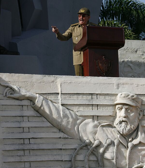 Des centaines de milliers de Cubains de tous les âges, tant les fidèles partisans de Castro que ceux qui ne voulaient tout simplement pas manquer cet événement historique, sont venus assister au passage du cortège funèbre.Sur la photo: le Président cubain par intérim, Raul Castro, s’exprimant lors du 54e anniversaire du début de la Révolution cubaine à Camagüey. En bas: un bas-relief représentant Fidel Castro, 2007. - Sputnik Afrique