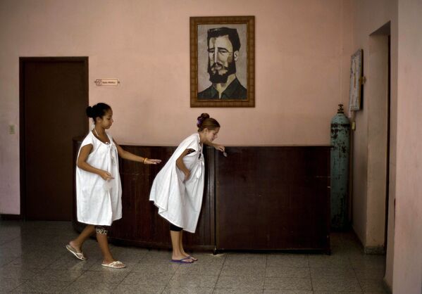 L’urne contenant les cendres de Castro a été placée dans une niche en pierre grise et le trou a été recouvert d’une plaque vert foncé portant le seul mot &quot;Fidel&quot;. Plus de 600.000 personnes ont visité la tombe de Castro au cours de la seule première année suivant sa mort.Sur la photo: des femmes enceintes devant un portrait de Fidel Castro dans une maternité de La Havane, en 2014. - Sputnik Afrique