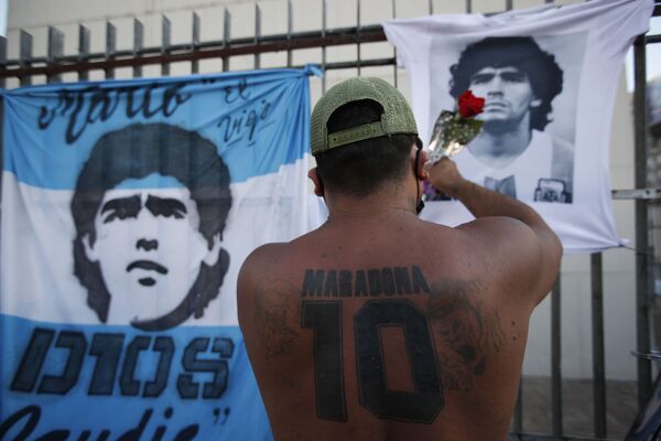 Maradona a joué 91 matchs pour l’Argentine et a marqué 34 buts, mais après avoir échoué à un test de dopage lors de la Coupe du monde de 1994, il n’a plus joué pour l’équipe nationale. Ces dernières années, il s’est essayé au métier d’entraîneur, mais sans grand succès. Cependant, en Argentine, il est toujours considéré comme un dieu du football: &quot;Merci, D10S&quot; est écrit un peu partout à Buenos Aires et dans d’autres villes du pays. - Sputnik Afrique