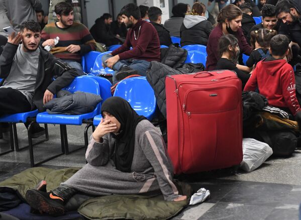 Ayant perdu l’espoir d’entrer dans l’Union européenne, certains migrants ont décidé de rentrer chez eux.Sur la photo: des migrants à l’aéroport international de Minsk attendant les vols d’Iraqi Airways. - Sputnik Afrique