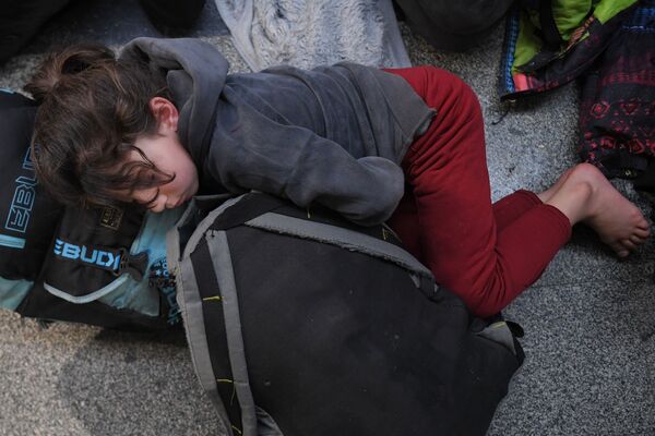 Un enfant à l’aéroport international de Minsk qui dort en attendant un vol pour Erbil. - Sputnik Afrique