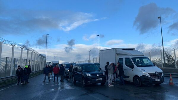 Actions des pêcheurs français: arrivée du convoi de camionnettes pour bloquer le tunnel sous la Manche, le 26 novembre 2021 - Sputnik Afrique