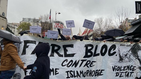 Manifestation antifasciste à Paris sous le slogan Uni.e.s contre l'extrême droite et ses idées, uni.e.s contre le racisme - Sputnik Afrique