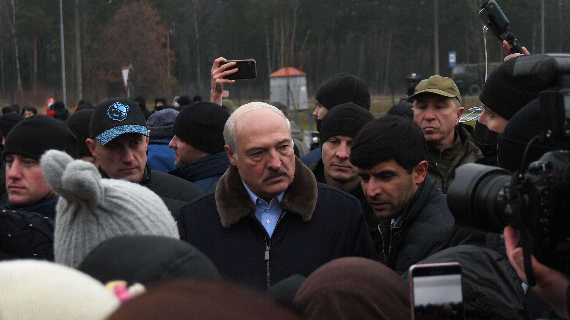 Président biélorusse Alexandre Loukachenko lors d'une visite au centre logistique des migrants à la frontière polono-biélorusse, 26 novembre 2021 - Sputnik Afrique, 1920, 30.11.2021