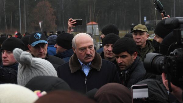 Président biélorusse Alexandre Loukachenko lors d'une visite au centre logistique des migrants à la frontière polono-biélorusse, 26 novembre 2021 - Sputnik Afrique