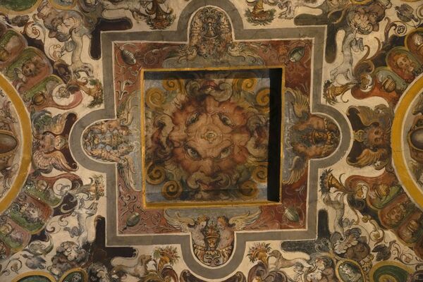La villa possède également des pièces ornées de peintures d’un autre célèbre artiste baroque, le Guerchin. Au XVIIe siècle, il a exécuté la commande de la noble famille Ludovisi qui a acheté la villa. L’une de ses fresques, représentant l’Aurore dans un char, a donné son nom à la villa. - Sputnik Afrique