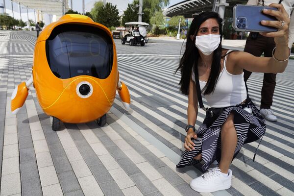 Une jeune femme se photographie avec un robot à l’Expo 2020, à Dubaï. - Sputnik Afrique