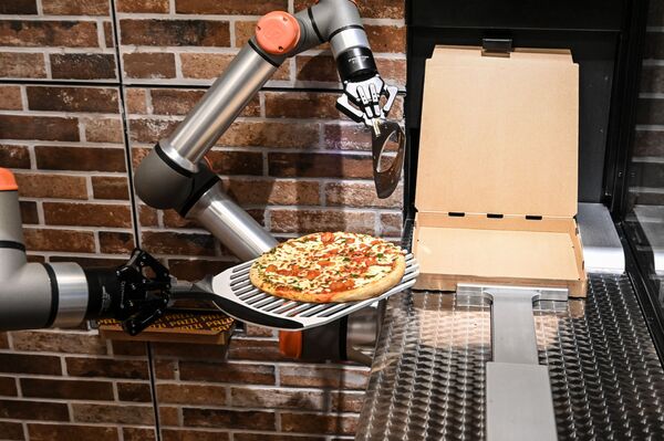 Un robot pizzaïolo Pazzi dans un restaurant à Paris. - Sputnik Afrique