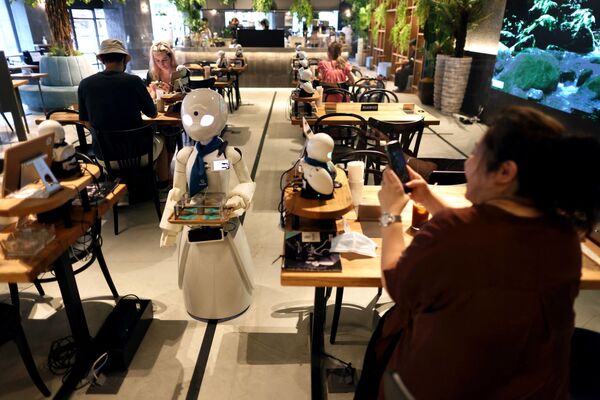 Un robot serveur au restaurant Dawn Cafe, à Tokyo. - Sputnik Afrique