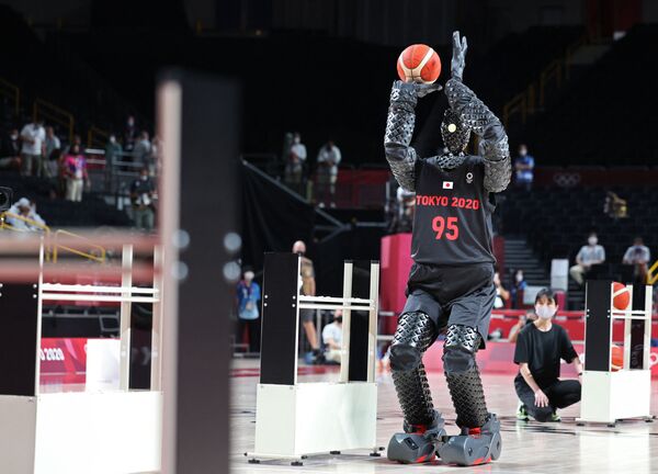 Le robot joueur de basket CUE se produit durant la mi-temps aux Jeux olympiques de Tokyo. - Sputnik Afrique