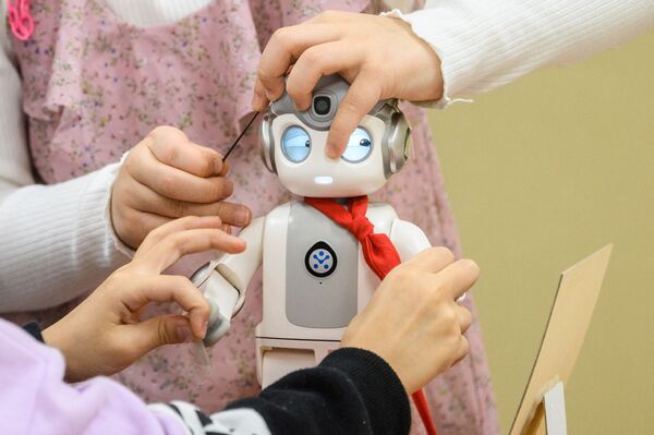 Alpha Mini est un robot sud-coréen conçu pour enseigner aux enfants de trois à six ans. Le robot peut danser, chanter, raconter des histoires et même montrer à un enfant des mouvements de kung-fu. - Sputnik Afrique