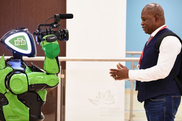 Le robot prénommé #speccorr au Forum économique oriental, à Vladivostok. - Sputnik Afrique