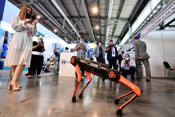 Le chien robot Unitree Robotic au salon industriel international Innoprom-2021, à Ekaterinbourg, Russie. - Sputnik Afrique