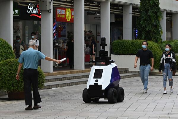 Le robot patrouilleur prénommé Xavier, créé par Home Team Science and Technology (HTX), lors d’un test à Singapour. - Sputnik Afrique