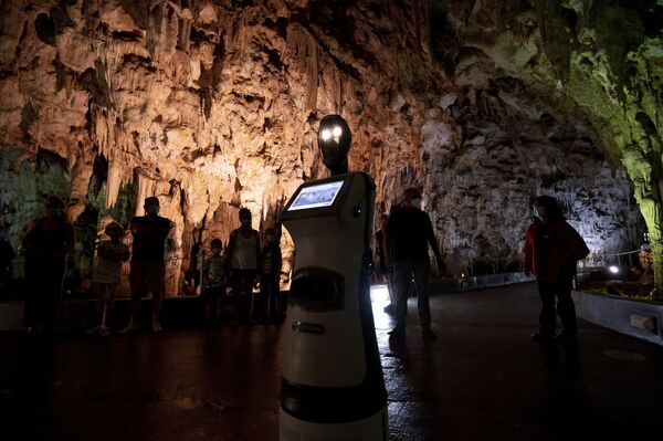 Persephone, le premier robot-guide spéléologique au monde, accueille les touristes dans la grotte d’Alistrati, à 135 km au nord-est de Thessalonique, en Grèce. - Sputnik Afrique